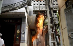 Hà Nội: Cháy ở khu Văn Công- Mai Dịch, một cháu bé được cứu thoát