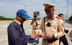 CSGT gắn camera trước ngực, tổng kiểm tra 4 loại giấy tờ