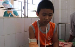Điều tra vụ việc cậu bé 13 tuổi bán vé số bị cướp tiền, đánh gãy tay