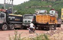 Quốc lộ 17 "ngộp thở" vì xe cơi thành vận chuyển đất