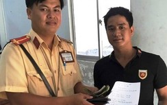 CSGT trả lại ví tiền cho người đánh rơi