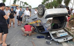 Xe Ford EcoSport gây tai nạn liên hoàn bỏ chạy, 2 khách trên taxi nhập viện