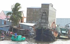 Tàu cá bất ngờ bốc cháy, đứt dây neo khiến hai tàu khác vạ lây