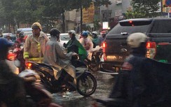 Video: CSGT dùng xe chuyên dụng giúp dân thoát ngập