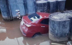 "Xế hộp" kẹt dưới mương nước sau cú đánh lái tránh cụ bà