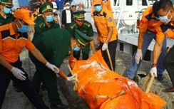Vụ chìm tàu trên biển Hải Phòng: Đưa hai thi thể thuyền viên vào bờ