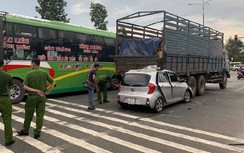 "Xế hộp" tông thẳng đuôi xe tải, tài xế tử vong trong cabin