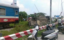 Ôtô chở gia đình 5 người bẹp dúm sau va chạm tàu hỏa, nhiều người bị thương