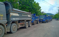 Ngang nhiên biến đường cấm đỗ... trở thành bãi đỗ xe tải