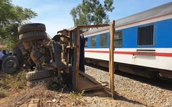 Băng qua đường ngang, xe tải bị tàu SE2 tông biến dạng, tài xế tử vong