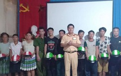 CSGT Trấn Yên, Yên Bái tặng mũ bảo hiểm người dân khó khăn