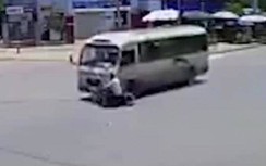 Video: Băng qua ngã tư với tốc độ cao, tài xế xe máy bị ô tô đâm bất tỉnh