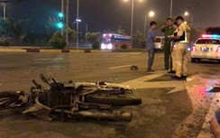 Bị xe cứu thương tông khi qua đường, 2 người đi xe máy bị thương nặng