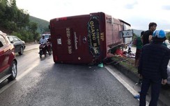 Lật xe khách chở 20 người, 4 người bị thương ở Nghệ An