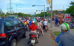 Đà Nẵng xấu xí với hình ảnh phương tiện ồ ạt lao lên vỉa hè vượt đèn đỏ