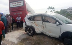 Xe khách giường nằm "lùa" xe 7 chỗ ngồi lên vỉa hè, 2 người bị thương nặng