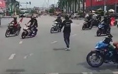 Video: Phượt thủ "chơi lớn", chặn luôn ngã tư khiến người đi đường nóng mắt