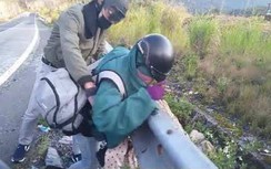 Video: Cận cảnh khúc cua "nuốt người" trên đèo Khánh Lê