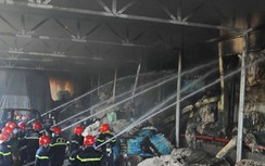 Hàng trăm cảnh sát cứu hỏa cứu kho nguyên liệu ở KCN Phú Bài