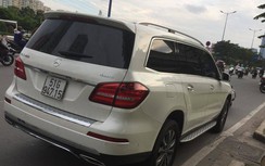 Người đàn ông cố thủ trong xe Mercedes vì... "xe tiền tỷ, xuống mất ai đền"