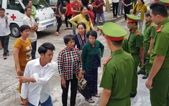 Bị hại gây "náo loạn" trước sân tòa ở Sóc Trăng