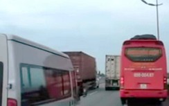 Xe khách chạy "cướp" đường trên cao tốc