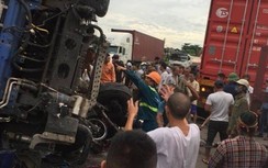 Xe tải lật đè đoàn người đứng bên đường ở Hải Dương, ít nhất 5 người chết