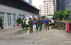 Hưng “kính” nhoẻn cười, nữ bị hại khóc nức nở ngay đầu phiên xét xử