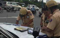 Tài xế đau bụng khẩn khi bị CSGT kiểm tra bị phạt 700 nghìn đúng hay sai?