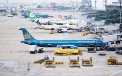 Ô tô bất ngờ bung lốp khi đang chạy trong sân bay Tân Sơn Nhất