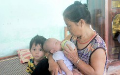 Tương lai mờ mịt hai đứa trẻ mất mẹ còn khát sữa