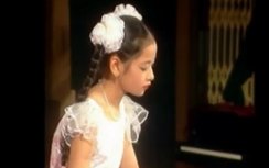 Bị chê khi làm ca sĩ nhưng Chi Pu đã chơi đàn điêu luyện cách đây nhiều năm