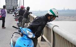 Để lại xe máy, cô gái trẻ nhảy cầu Yên Lệnh tự tử