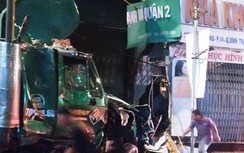 Hãi hùng xe container leo vỉa hè húc sập tường ngân hàng trong đêm