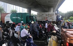 Video: Nhiều người sợ ướt hơn... sợ tai nạn giao thông?