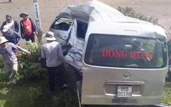 Hiện trường ôtô 16 chỗ bị tàu hỏa vò nát ở Bình Thuận, 3 người chết