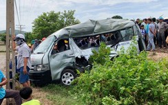 Ô tô biến dạng sau cú lao vào đường tàu cướp đi sinh mạng 2 chị em ruột