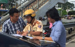 TP.HCM: Nhiều xe khách dừng đậu ngay dưới biển cấm