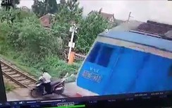 Video: Cố vượt qua thanh chắn đường sắt, cô gái bị tàu hỏa đâm thiệt mạng