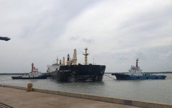 Tàu chở than Hồng Kông đâm vào cầu cảng SSIT rồi va chạm tiếp với sà lan