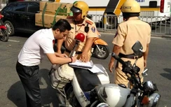 Chọn CSGT giỏi ngoại ngữ để xử phạt người nước ngoài vi phạm giao thông