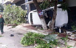 Xế hộp bất ngờ lao lên vỉa hè, một người chết, một người nguy kịch