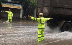 CSGT tuần lưu cắt cây, căng mình phân luồng giao thông dưới mưa bão