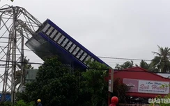 Video: Dông lốc quật đổ bảng quảng cáo "khủng" ở Bạc Liêu