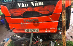 Video: Ôtô khách lao thẳng vào nhóm người trước chợ Chư Sê làm 4 người chết