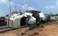 Đập cửa giải cứu tài xế xe bồn kẹt cứng trong ca bin sau cú lật giữa đêm