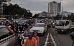 Tai nạn liên hoàn trên cầu vượt Hàng Xanh, đường Điện Biên Phủ kẹt cứng