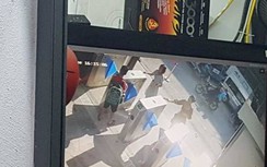 Video: Lạnh người cảnh bé lớp 1 trường Gateway tử vong được bế khỏi xe