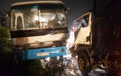 Ô tô chở công nhân đấu đầu ôtô tải, hơn 30 người nháo nhào thoát khỏi xe
