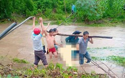 Người đàn ông bị nước cuốn trôi khi đi qua sông